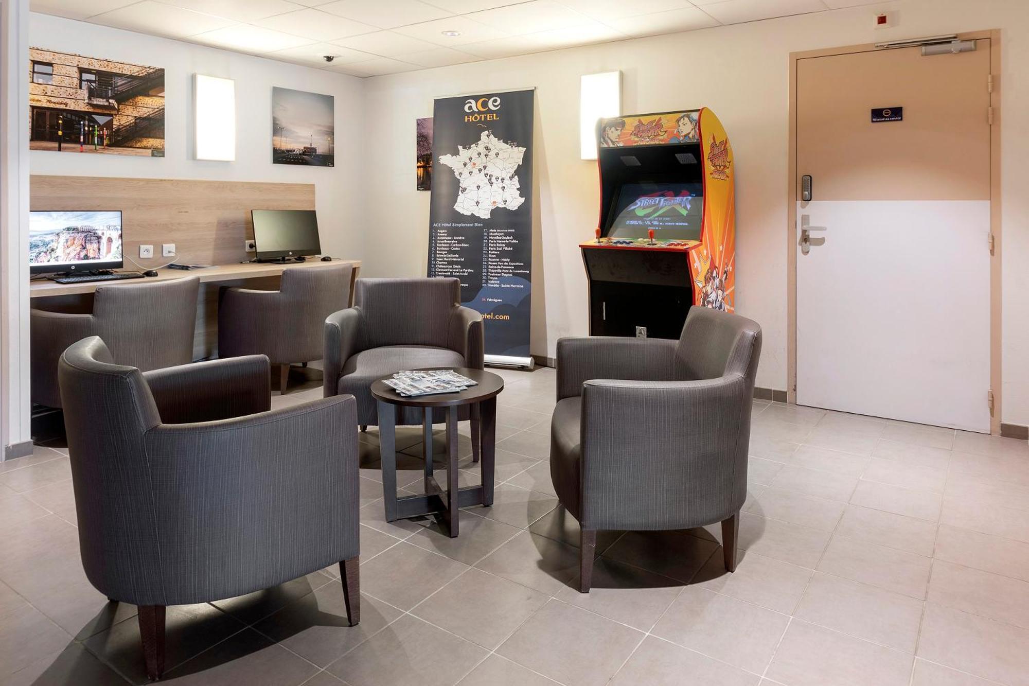 Ace Hotel Paris Sud Villabe Екстериор снимка